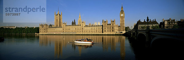 Häuser des Parlaments und Big Ben spiegelt sich in der Themse  Westminster  London  England  Großbritannien  Europa