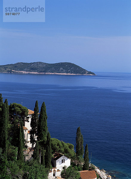 Blick auf den Hafen und die Küste von Trsteno  Dalmatien  Kroatien  Europa