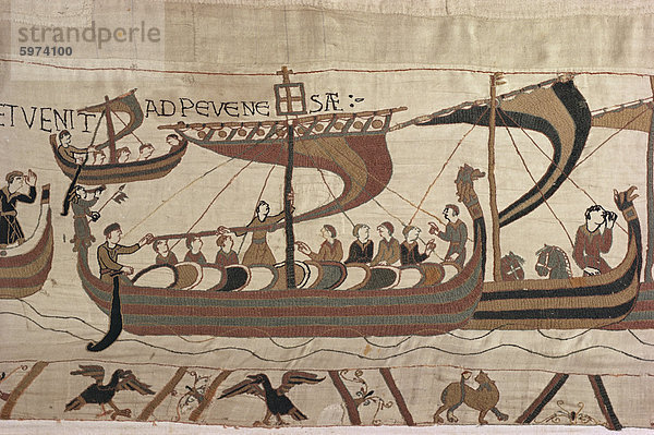 Invasionsflotte  William steuert Schiff mit Signalleuchte am Mast und Heck  Bayeux Tapestry  Normandie  Frankreich  Europa