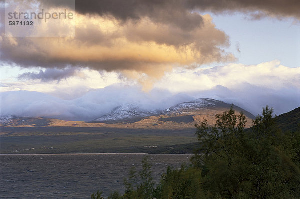 Landschaft einschließlich Lake Tornetrask  Abisko Nationalpark  Lappland  Schweden  Skandinavien  Europa