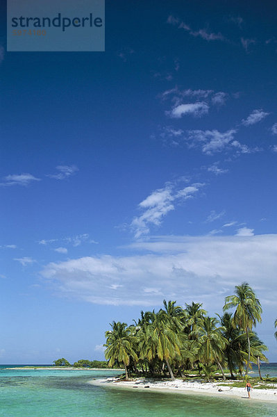 Einsames Mädchen am Strand  Laughing Bird Cay  Belize  Mittelamerika