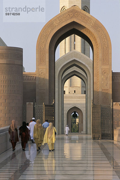 Eingang zum Madinat al Sultan Qabus  neuen Hauptmoschee Al Khuwayr  Muscat  Oman  Middle East