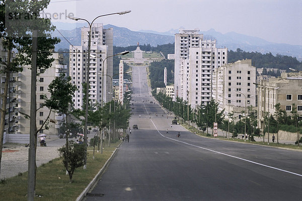Hochhaus Wohnungen und übergroße Street  mit Mangel an Verkehr  Kaesong  North Korea  Asien