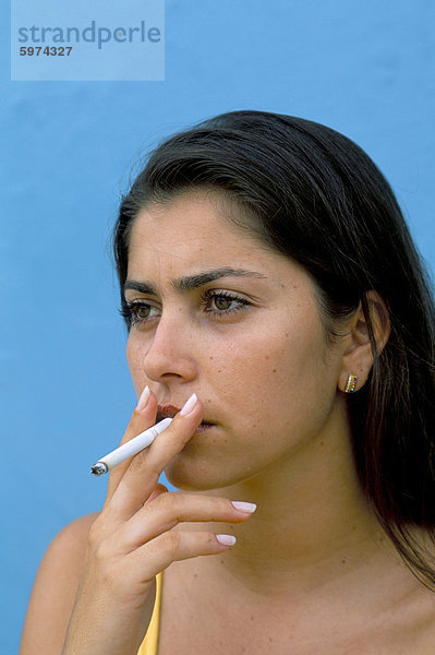 Porträt einer jungen Frau  das Rauchen einer Zigarette  Genipabu (Natal)  Rio Grande Norte Zustand  Brasilien  Südamerika
