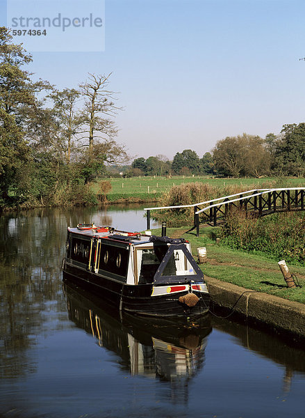 Schmale Boot vertäut wartende eingeben Craft Lock  Sutton Green  Surrey  England  Vereinigtes Königreich  Europa