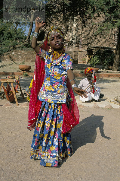 Porträt einer Kind-Tänzerin im Fort  Jodhpur  Rajasthan Indien  Asien
