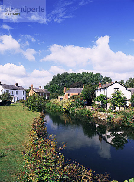 Bauernhöfe und Arrow von Bridge  Eardisland  Herefordshire  England  Vereinigtes Königreich  Europa