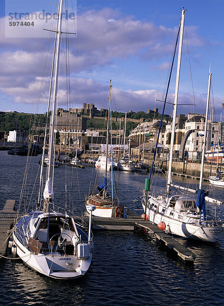 Boote mit Dover Castle und darüber hinaus  Dover  Kent  England  Vereinigtes Königreich  Europa