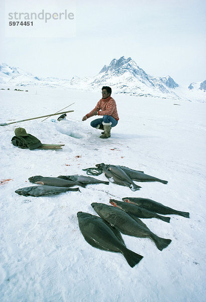 Inuit man Angeln für Heilbutt  Grönland  Polarregionen