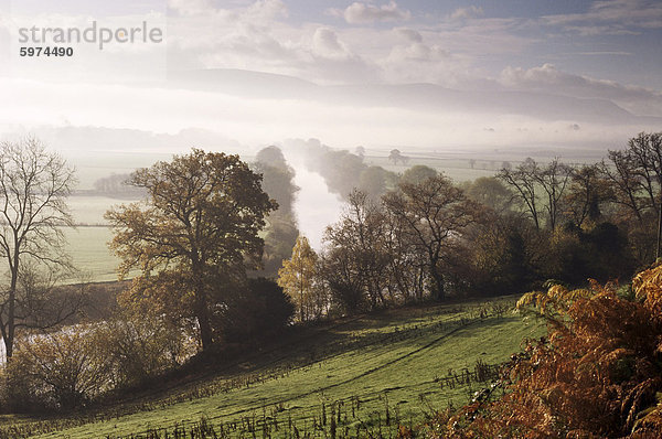 Fluss Wye mit der Brecon Beacons in der Distanz  Herefordshire  England  Vereinigtes Königreich  Europa