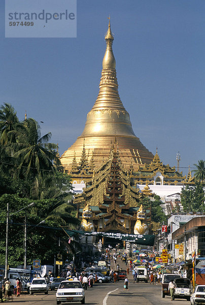 Shwedagon Paya (Pagode)  buddhistischer Tempel gesehen von Yangon Road  Yangon (Rangoon)  Myanmar (Birma)  Asien