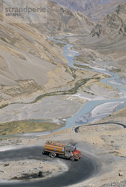 LKW Klettern Lachalang Pass  5065m  aus Tal von Zanskar Fluss  Autobahn Manali-Leh  Ladakh  Indien  Asien