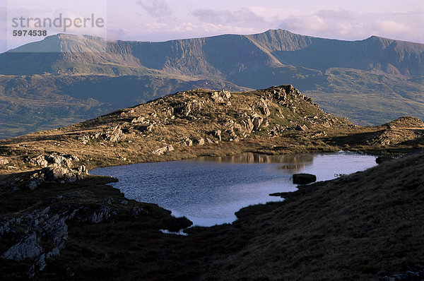 Kleiner See (Llyn) mit Gegend Idris (Cader Idris) hinter  Snowdonia-Nationalpark  Gwynedd  Wales  Vereinigtes Königreich  Europa