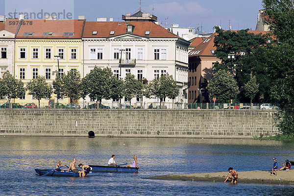 Menschen  die Bootfahrt auf Moldau unter Smetana Damm  Stare Mesto  Prag  Tschechische Republik  Europa