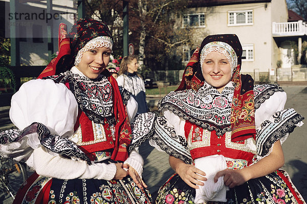 Damen in traditioneller Kleidung  traditionelles Kleid Feast Festival  Milotice Dorf  mährischen Slovacko folk Region  Milotiice  Brnensko  Tschechische Republik  Europa