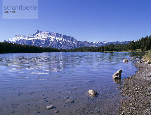 Zwei Jack Lake mit Mount Rundle jenseits  Banff National Park  UNESCO Weltkulturerbe  Rocky Mountains  Alberta  Kanada  Nordamerika