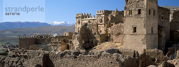Ruinen der Glaoui Kasbah an Telouet  mit Schnee bedeckten hohen Atlas in Distanz  Telouet  Marokko  Nordafrika  Afrika