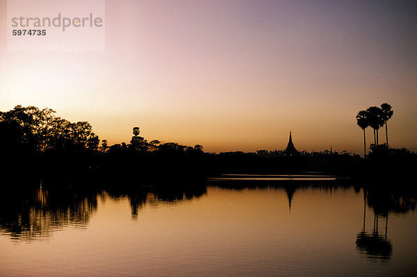 Sonnenuntergang am Royal Lake  Yangon (Rangoon)  Myanmar (Birma)  Asien