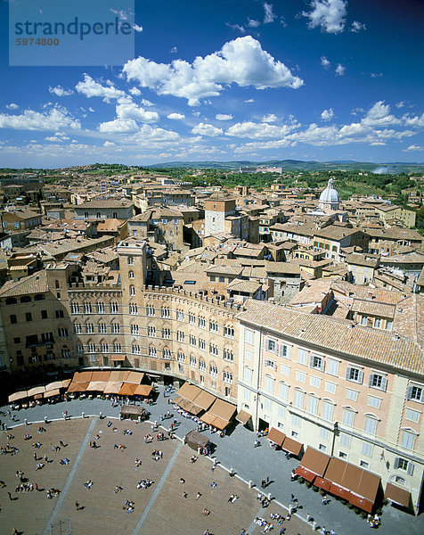 Blick über die Dächer von Torre Mangia in Piazza del Campo  Siena  Toskana  Italien  Europa