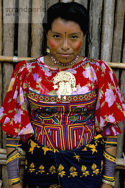 Porträt einer Cuna Inderin  Rio Sidra  Dorf von Namardua  San Blas Inseln  Panama  Mittelamerika