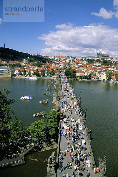 Ansicht der Karlsbrücke über die Moldau aus Old Town Brückenturm  Prag  Tschechische Republik  Europa