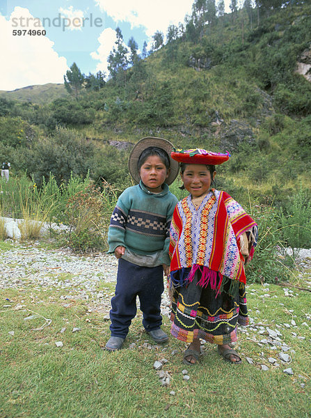 Zwei Kinder in der Nähe von Machu Picchu  Peru  Südamerika