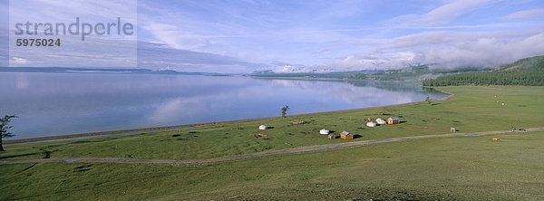 Nomaden Ghers (Jurten)  Khovsgol Nuur-See  Khovsgol Provinz  Mongolei  Zentralasien  Asien