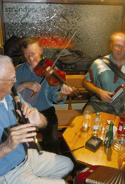 Musiker in der Kneipe m.j. Hoban  Wesport  County Mayo  Connacht  Eire (Irland)  Europa