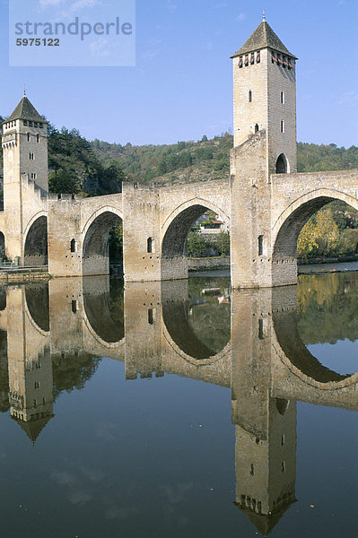 Die befestigte Valentre Brücke aus dem 14. Jahrhundert Stadt Cahors  Quercy  Vallee du Lot (Lot Valley)  Midi-Pyrenees  Frankreich  Europa