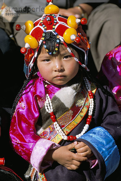 Kleine Mädchen tragen traditionelle Bernstein Schmuck im Yushu  Provinz Qinghai  China  Asien