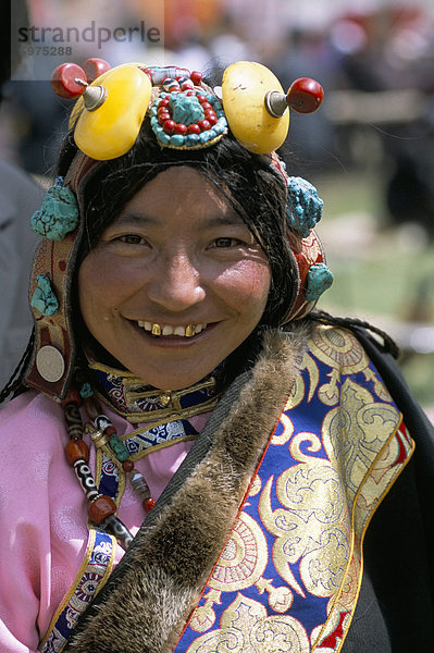 Junge Frau trägt typische Bernstein Schmuck  Yushu Horse Fair  Provinz Qinghai  China  Asien