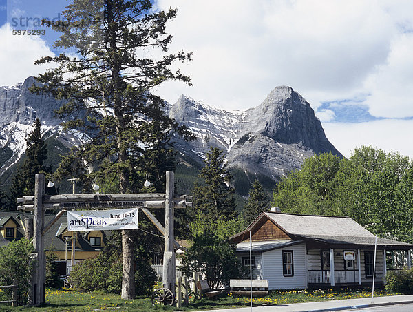 N.w. Mounted Police Kaserne Datierung von 1893  der letzte NWMP an seinem ursprünglichen Standort in Westkanada Kaserne wurde restauriert 1989  Canmore  Alberta  Kanada  Nordamerika