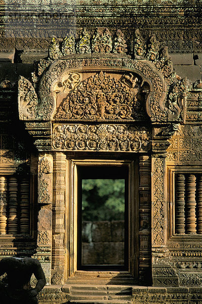 Fein geschnitzte Tür im Tempel von Banteay Srei  gegründet im Jahr 967 Angkor  UNESCO Weltkulturerbe  Siem Reap  Kambodscha  Indochina  Südostasien  Asien