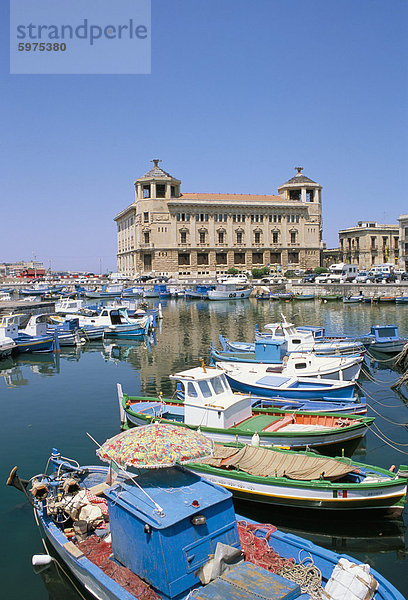 Boote auf der Insel Port  Syrakus  Sizilien  Italien  Mittelmeer  Europa