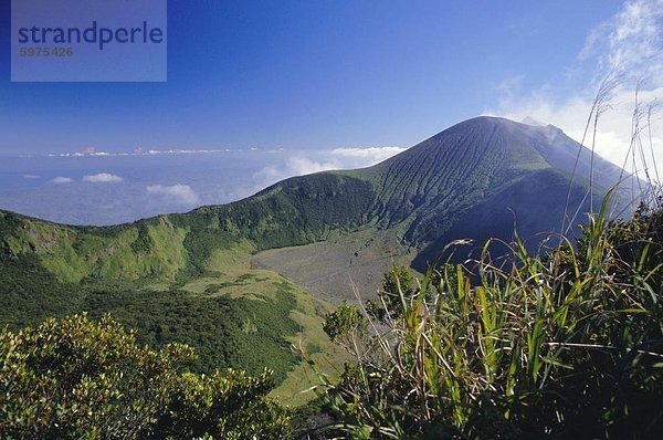 Blick über den alten Krater gegenüber dem Rauchen 2438m Gipfel des aktiven Vulkans Mount Canison  Visayan Insel Negros  Philippinen  Südostasien  Asien