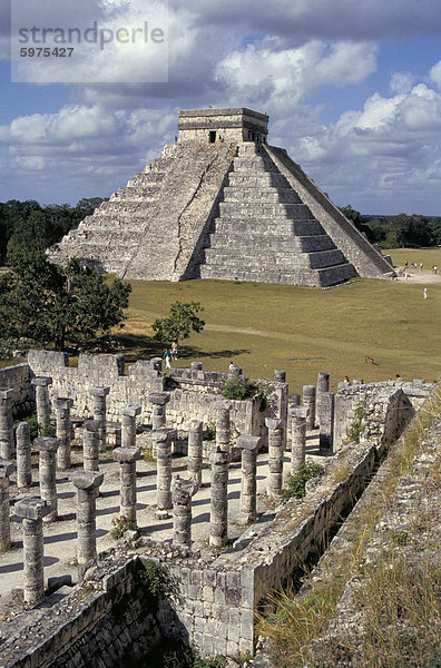 Tausend Maya Spalten und die große Pyramide El Castillo  Chichen Itza  UNESCO Weltkulturerbe  Yucatan  Mexiko  Mittelamerika