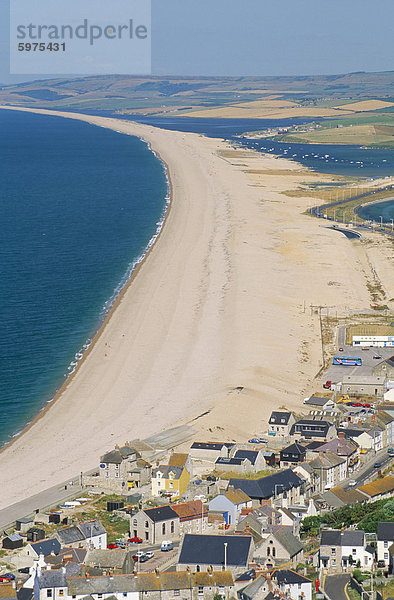 Blick auf Chesil Beach aus Portland  Dorset  England  Vereinigtes Königreich  Europa