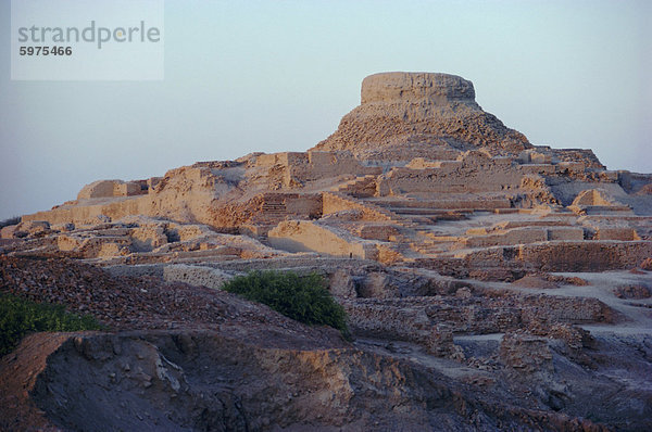 Die Zitadelle mit der buddhistische Stupa aus dem 2. Jahrhundert n. Chr.  von Süd/west  Indus Senke-Zivilisation  Mohenjo-Daro  UNESCO Weltkulturerbe  Sind (Sindh)  Pakistan  Asien