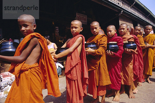 Schüssel Schüsseln Schale Schalen Schälchen tragen Straße jung fünfstöckig Buddhismus Mönch Myanmar Asien
