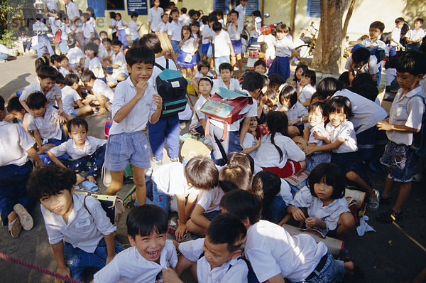 Schulkinder am Ende des Tages in der Schule  Ho-Chi-Minh-Stadt (ehemals Saigon)  Vietnam  Indochina  Südostasien  Asien