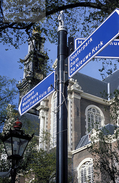 Nahaufnahme der Wegweiser für die wichtigsten Sehenswürdigkeiten entlang Kanal  Amsterdam  Niederlande (Holland)  Europa