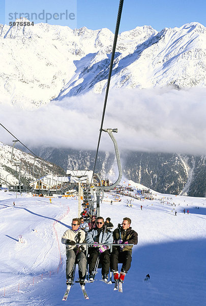 Skifahrer Reiten Sesselbahn bis zu Pisten vom Dorf von insgesamt  Tirol-Alpen  Tirol  Österreich  Europa