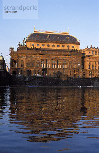 Aussenansicht des Nationaltheaters (19. Jahrhundert) gebadet in rötliche Glut des setzen von Sonne  beliebt für Ballett und Oper  aus der Vltava (Moldau)  Nove Mesto  Prag  Tschechische Republik  Europa