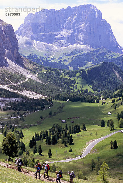 Wanderer auf der Alta Via Dolomiti (Via Ferrata) Trail und Grödner Joch unten und Langkofel reichen 3181m  Dolomiten  Südtirol  Italien  Europa