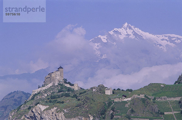 Valeria Schloss mit Bergen jenseits  Valeria  Sion  Valais  Schweizer Alpen  Schweiz  Europa