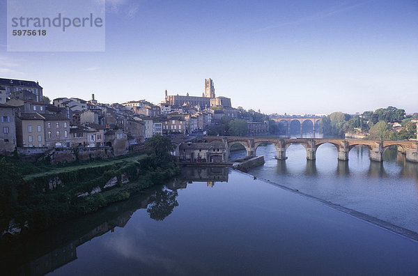 Stadt Albi  Tarn Fluss Tarn Region  Frankreich  Europa