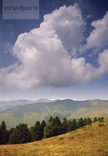 Weiße Wolken über Bergen  Blick vom Col d ' Aspin  Haute-Pyrenäen  Midi-Pyrenees  Frankreich  Europa