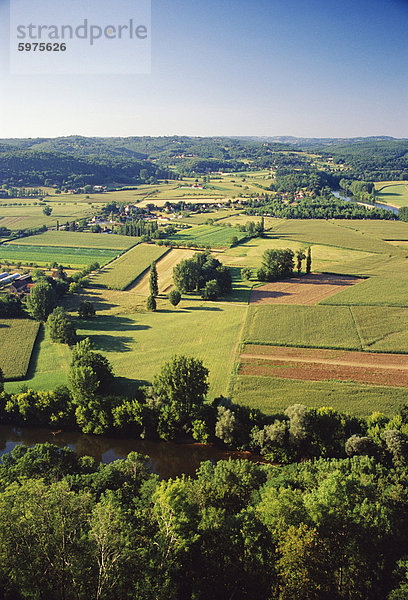 Luftbild von Landschaft und Fluss Dordogne entnommen die Bastide Stadt von Domme  Dordogne  Aquitaine  Frankreich  Europa