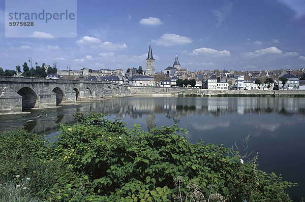 La Charité-Sur-Loire und Fluss Loire  Nevre/Cher  Loire-Tal  Centre  Frankreich  Europa