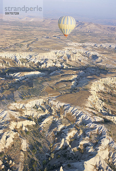 Ballonfahrten über Felsformationen  Cappadocia  Anatolien  Türkei  Kleinasien  Asien